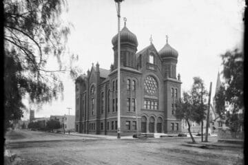 Titirangi Library reopening: Exterior view of the B'nai B'rith Temple on Hope Street and Ninth Street in Los Angeles, ca.1902 (CHS-881)