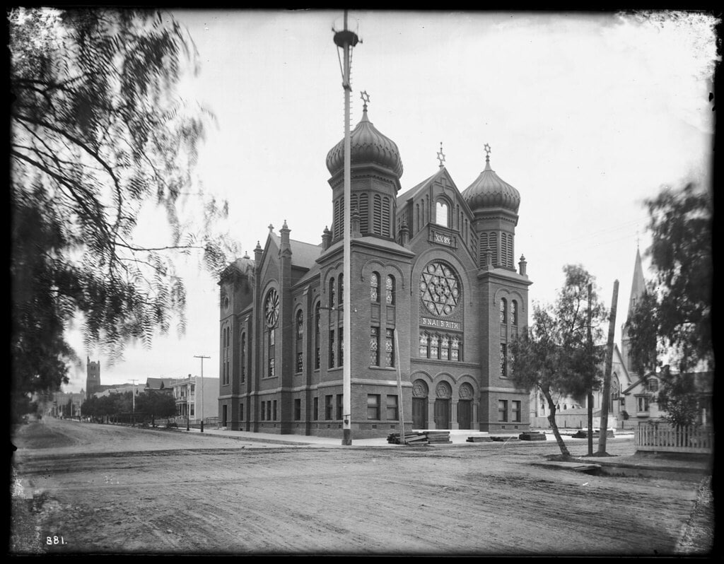 Titirangi Library reopening: Exterior view of the B'nai B'rith Temple on Hope Street and Ninth Street in Los Angeles, ca.1902 (CHS-881)